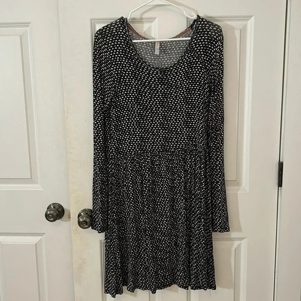 Xhilaration Black dress size large with tan triangle pattern long sleeve